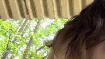 Pummelfee nackt auf dem Balkon