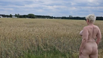 Fast Nackt im Grünen unterwegs