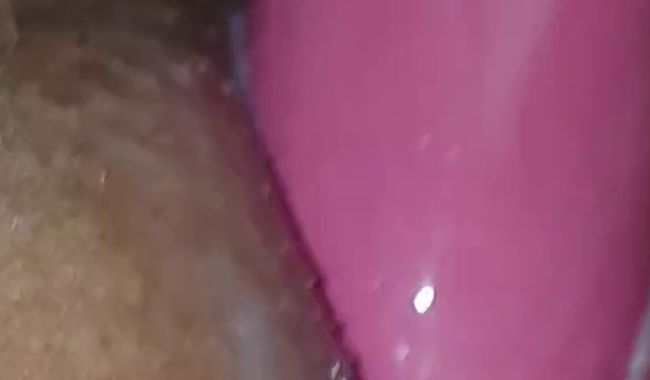 Göttlicher weißer Muschisaft… mit Dildo rausgefickt..