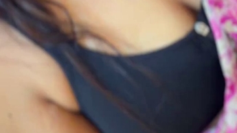 Heiße asiatische Frau mit großen Titten betrügt ihren Ehemann und wartet auf einen Fremden im Hotelbett