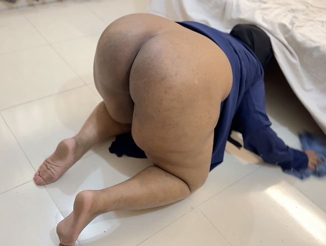 Heiße muslimische Stiefmutter mit großem Hintern steckt unter dem Bett fest und will harten Analsex, bevor sie unter dem Bett hervorgeholt wird