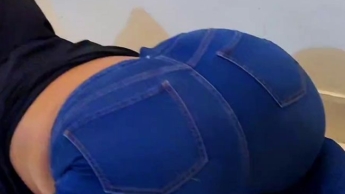 Jeans und T-Shirt. Schönes heißes arabisches Mädchen macht mein Zimmer sauber und ich sehe ihren großen Arsch und ihre riesigen Titten