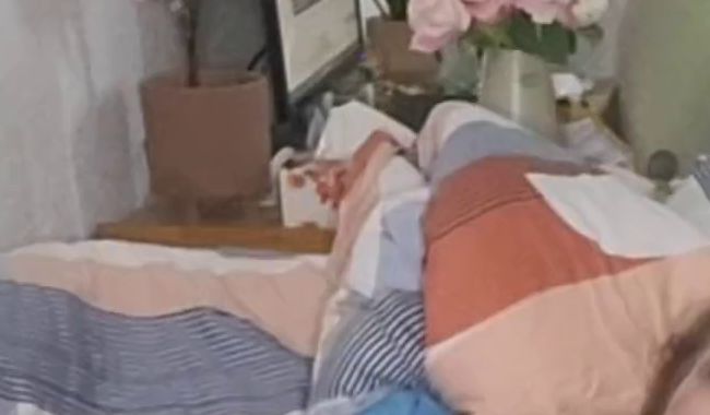 Junge Nymphomanin besorgt sich in allen Löchern selbst