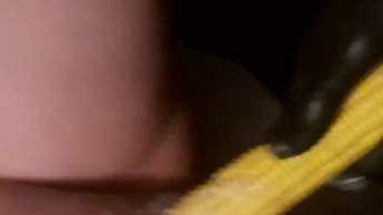 Maiskolben Dildo in der feuchten Pussy