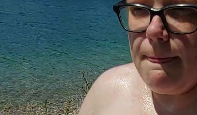 Mal etwas den Körper am Strand eincremen und dann den Schwan zuschauen lassen