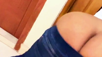 POV Ägypten, großes Hintern, heißes Mädchen in Jeans, fickt ihren Arsch im Traum