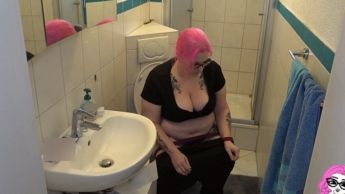 Spanner beobachtet mich auf dem Klo