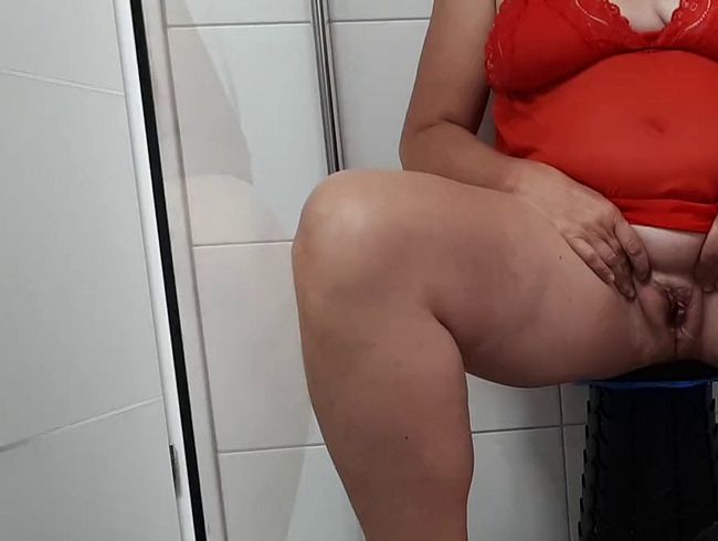 Am Hocker sitzend verteilte ich den Golden Shower in seinem Gesicht …