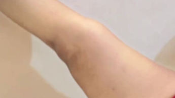 Arabisches 18-jähriges BBW Sexy Girl im Bett mit Sexspielzeug und Masturbation, wenn ihre Eltern im Nebenzimmer sind