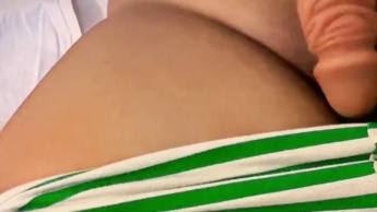 Arabisches BBW-College-Mädchen mit riesigem Hintern macht ihre Creampie-Hausaufgaben mit Dildo im Wohnzimmer!