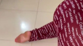 Heißes Dienstmädchen steckt absichtlich unter dem Bett fest und schwingt ihren großen Arsch, um mich zu einem Analfick zu verführen