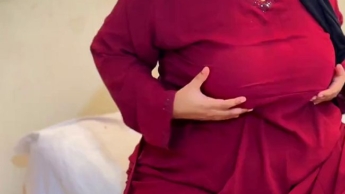 Ich bin ein 20-jähriges arabisches, muslimisches BBW-Mädchen, kannst du mich bitte ficken? Meine Eltern sind heute nicht zu Hause