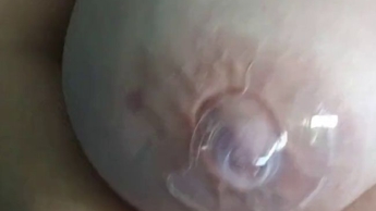 Nippel dick gesaugt und mit Hütchen sicher abgedeckt