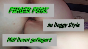 588 – FINGER fUCK IM dOGGY sTyle – Devot benutzt