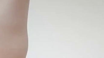 Asiatische BBW fingert hellhaarige Muschi (vertikales Video)