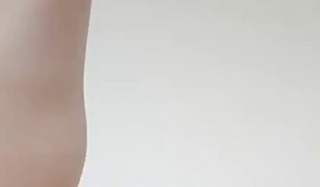 Asiatische BBW fingert hellhaarige Muschi (vertikales Video)