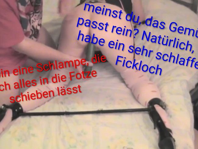 Gurkenschlampe (blonde Frau mit einem Gemüse in meiner großen Muschi zurückgehalten)