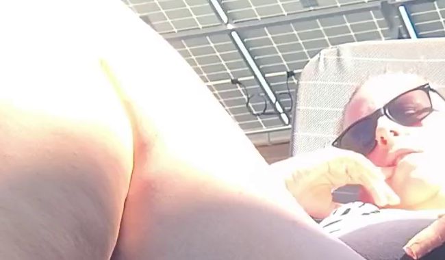 Ns im Garten beim Sonnen