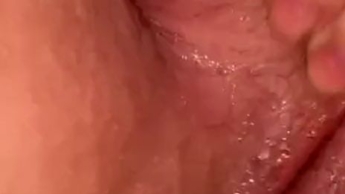 Ein kleines aber feines Video wie ich meine Nassen Titten knete und dir meine Pussy zeige