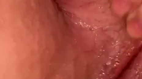 Ein kleines aber feines Video wie ich meine Nassen Titten knete und dir meine Pussy zeige