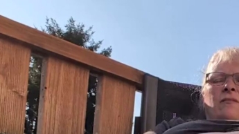 auf dem Balkon