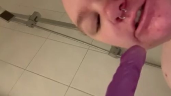 Ich blase meinen Lieblingsdildo :p