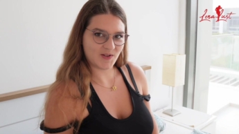 Sexy Outfit mit Toy und bis zum Orgasmus gearbeitet