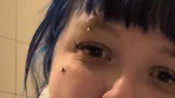 Blauhaarige Punkerschlampe liebt es Schwänze zu blasen