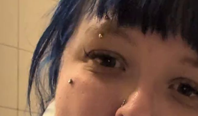 Blauhaarige Punkerschlampe liebt es Schwänze zu blasen