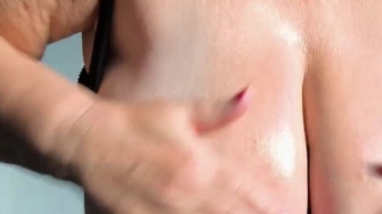 Dicke Titten eingeölt, schön massiert und geknetet