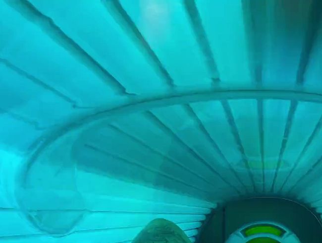 Horny & total geil im Solarium ich fingere mich ???