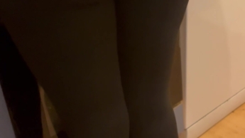 18jaehrige Berlinerin mit Leggins am kochen