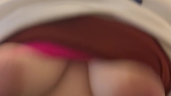 18jeahrige Berlinerin zeigt ihre huepfenden Naturtitten