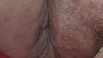 Die schmatzende Muschi mit der Hand verwöhnt bekommen.