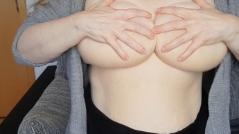 Ich creme meine Titten ein