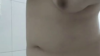 Ich dusche im Badezimmer.