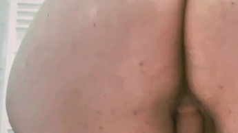 Im Badezimmer nackt mit Dildo