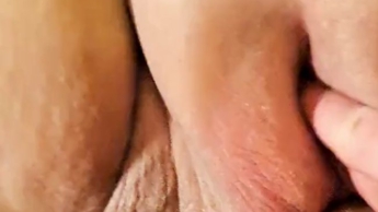 Meine rasierte feuchte Pussy wird mit 27cm Dildo gefickt !