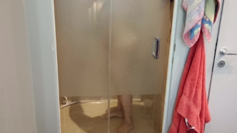 Nackt schrubben, feucht glänzen