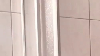 Nass, Glittschig und tief Anal in den Po mit Dildo gefickt