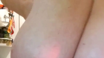 Weihnachtliche Möpse auf der Küchen Arbeitsplatte