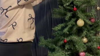 Weihnachtsbaum schmuecken mit leggins