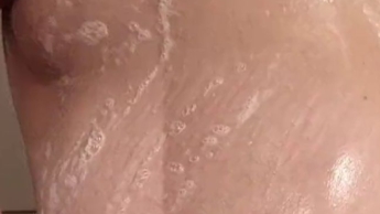 beim Duschen gefilmt