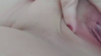 Entspannte Präsentation meiner engen und nassen Pussy