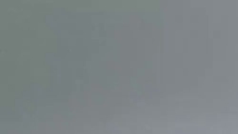 Kurze sexy Show auf dem Sofa zum Feierabend mit Titten, Bauch und Pussy