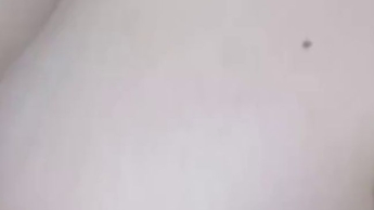 Masturbation der Vagina, Ausstoß von Wasser und weißer Flüssigkeit.