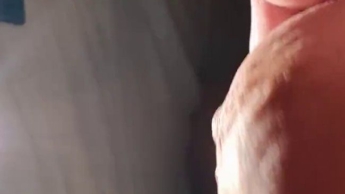 Titten baumeln lassen und dran gespielt